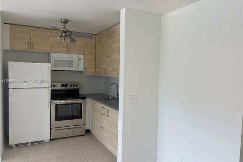 Condo in Deerfield Beach, Florida, 1 bedroom  № 1982403 - photo 14