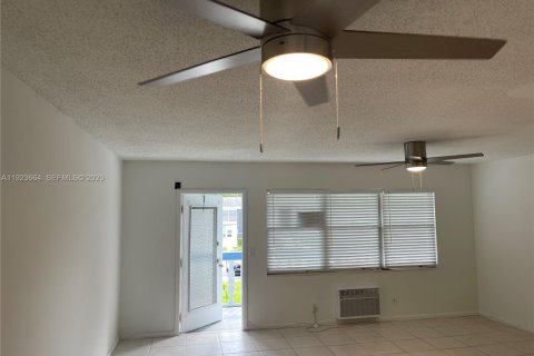 Condo in Deerfield Beach, Florida, 1 bedroom  № 1982403 - photo 11