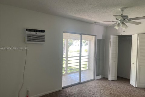 Condo in Deerfield Beach, Florida, 1 bedroom  № 1982403 - photo 17