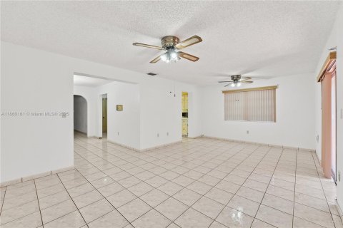 Купить коммерческую недвижимость в Майами, Флорида 233.56м2, № 1886607 - фото 7