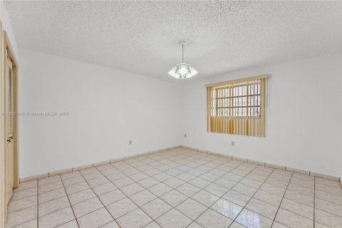 Купить коммерческую недвижимость в Майами, Флорида 233.56м2, № 1886607 - фото 15