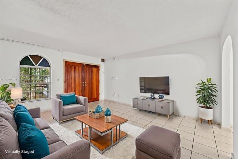 Купить коммерческую недвижимость в Майами, Флорида 233.56м2, № 1886607 - фото 2