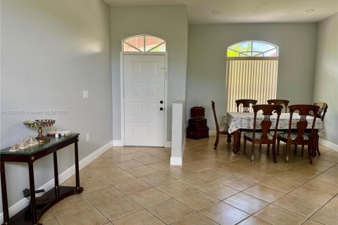 House in Pembroke Pines, Florida 4 bedrooms, 196.86 sq.m. № 1826101 - photo 2