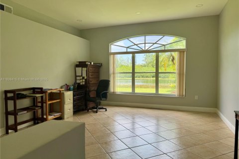 House in Pembroke Pines, Florida 4 bedrooms, 196.86 sq.m. № 1826101 - photo 3