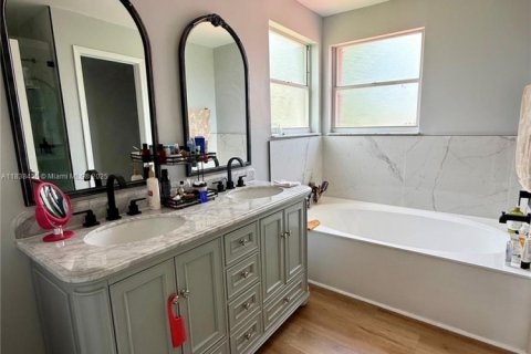 House in Pembroke Pines, Florida 4 bedrooms, 196.86 sq.m. № 1826101 - photo 9