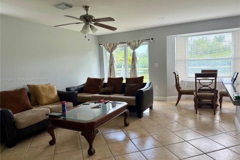 House in Pembroke Pines, Florida 4 bedrooms, 196.86 sq.m. № 1826101 - photo 5