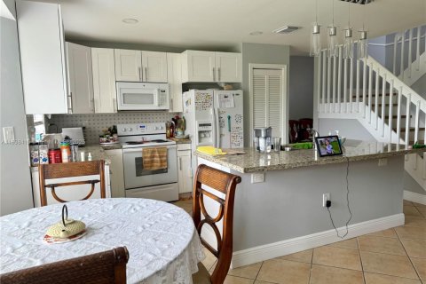 House in Pembroke Pines, Florida 4 bedrooms, 196.86 sq.m. № 1826101 - photo 4