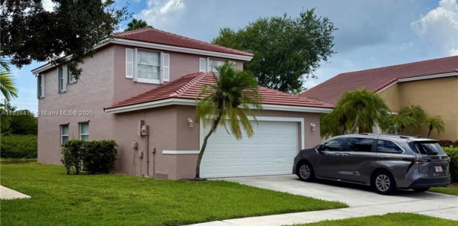 House in Pembroke Pines, Florida 4 bedrooms, 196.86 sq.m. № 1826101