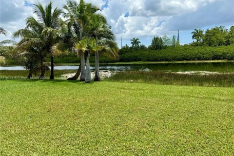 House in Pembroke Pines, Florida 4 bedrooms, 196.86 sq.m. № 1826101 - photo 14