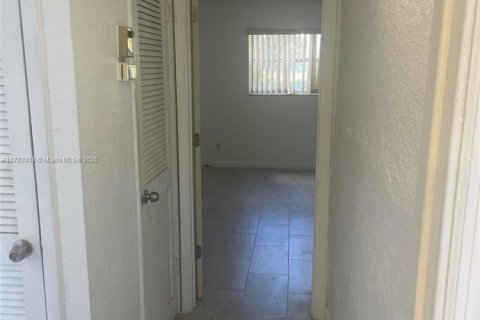 Condo in Sunrise, Florida, 1 bedroom  № 1638767 - photo 21