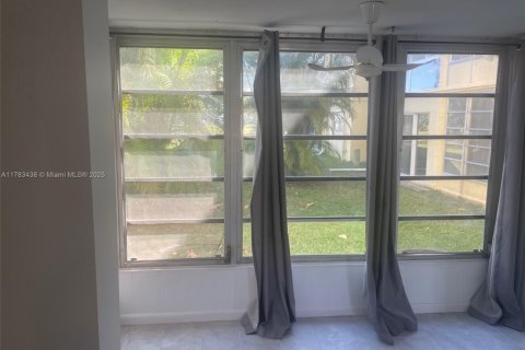 Condo in Sunrise, Florida, 1 bedroom  № 1638767 - photo 16