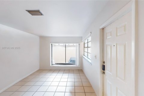 Купить таунхаус в Майами, Флорида 2 спальни, 116.5м2, № 1993048 - фото 11