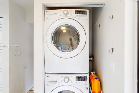 Купить таунхаус в Майами, Флорида 2 спальни, 116.5м2, № 1993048 - фото 16