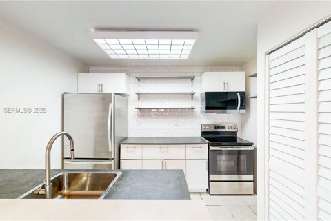 Купить таунхаус в Майами, Флорида 2 спальни, 116.5м2, № 1993048 - фото 12