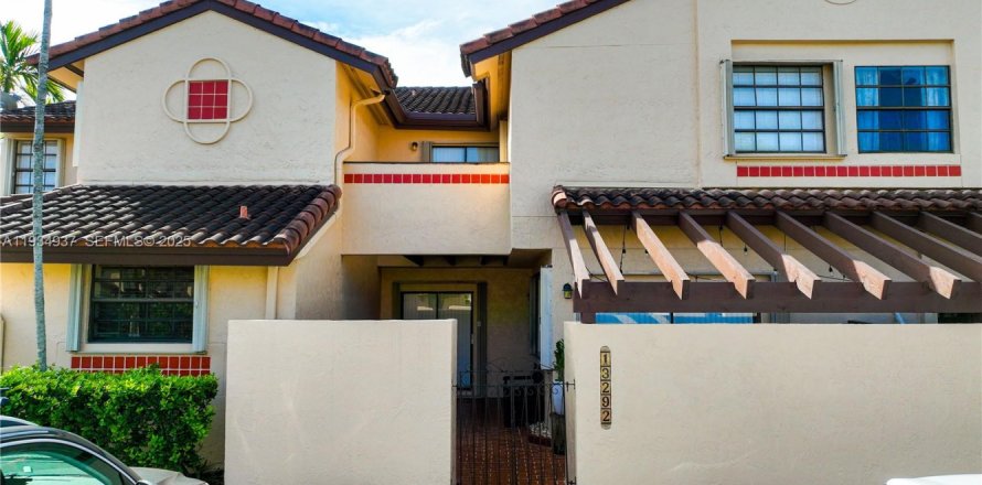 Таунхаус в Майами, Флорида 2 спальни, 116.5м2 № 1993048