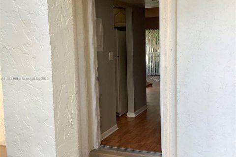 Condominio en alquiler en Miami, Florida, 1 dormitorio, 62.24 m2 № 1836140 - foto 2