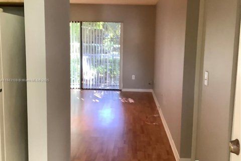 Condominio en alquiler en Miami, Florida, 1 dormitorio, 62.24 m2 № 1836140 - foto 3