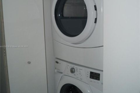 Condo in Miami, Florida, 1 bedroom  № 1867237 - photo 15