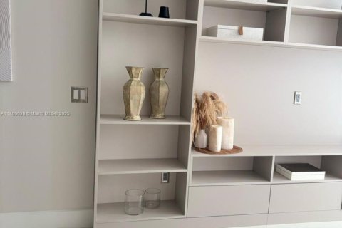 Condo in Miami, Florida, 1 bedroom  № 1867237 - photo 12