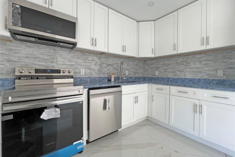 Villa ou maison à vendre à Fort Lauderdale, Floride: 3 chambres, 116.31 m2 № 2286057 - photo 2