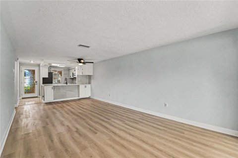 Condo in New Port Richey, Florida, 2 bedrooms  № 2142475 - photo 4