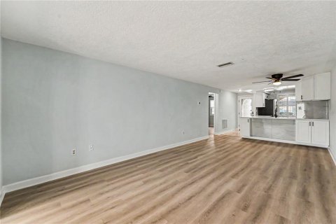 Condo in New Port Richey, Florida, 2 bedrooms  № 2142475 - photo 3