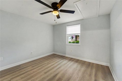 Condo in New Port Richey, Florida, 2 bedrooms  № 2142475 - photo 12