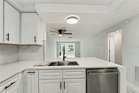 Condo in New Port Richey, Florida, 2 bedrooms  № 2142475 - photo 10