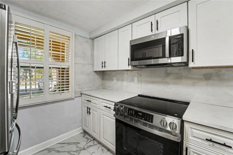 Condo in New Port Richey, Florida, 2 bedrooms  № 2142475 - photo 9