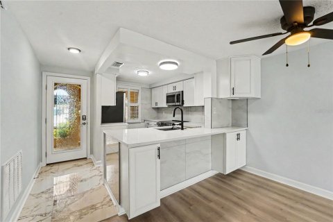 Condo in New Port Richey, Florida, 2 bedrooms  № 2142475 - photo 7