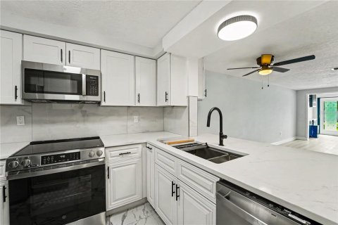 Condo in New Port Richey, Florida, 2 bedrooms  № 2142475 - photo 8