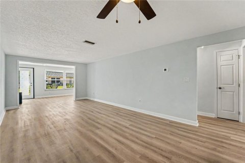 Condo in New Port Richey, Florida, 2 bedrooms  № 2142475 - photo 6