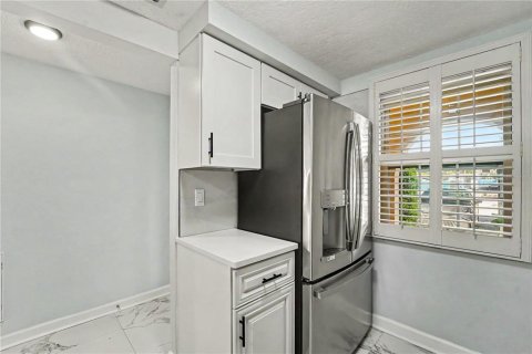 Condo in New Port Richey, Florida, 2 bedrooms  № 2142475 - photo 11