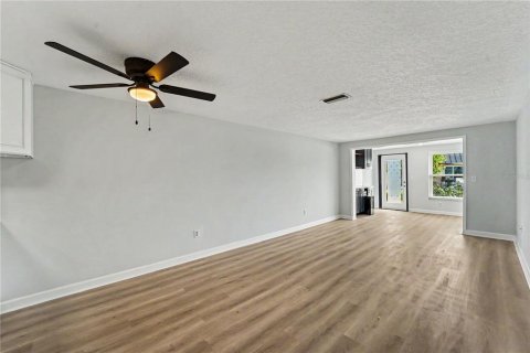 Condo in New Port Richey, Florida, 2 bedrooms  № 2142475 - photo 5