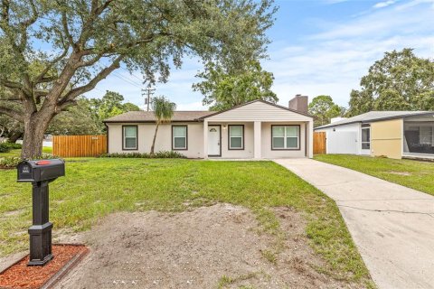 House in Tampa, Florida 3 bedrooms, 140.65 sq.m. № 1900016 - photo 2