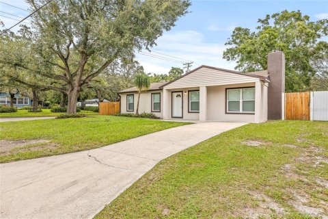 House in Tampa, Florida 3 bedrooms, 140.65 sq.m. № 1900016 - photo 3