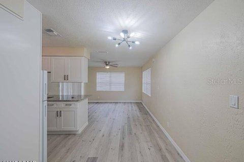 House in Port Orange, Florida 2 bedrooms, 94.57 sq.m. № 1844246 - photo 8