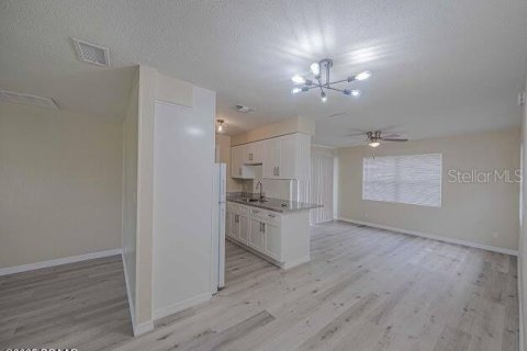 House in Port Orange, Florida 2 bedrooms, 94.57 sq.m. № 1844246 - photo 9