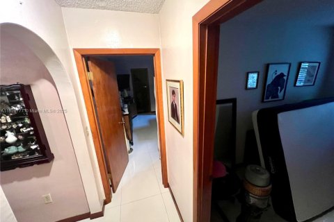 House in Miami, Florida 5 bedrooms, 235.88 sq.m. № 1802443 - photo 15