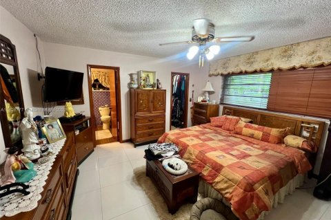 House in Miami, Florida 5 bedrooms, 235.88 sq.m. № 1802443 - photo 16