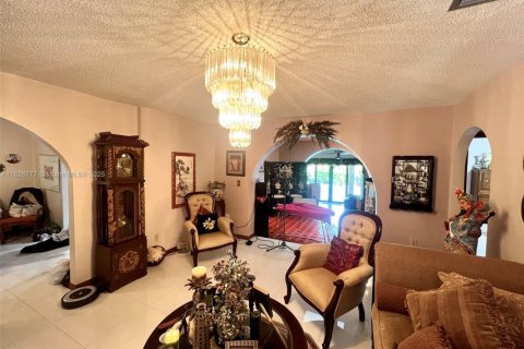 House in Miami, Florida 5 bedrooms, 235.88 sq.m. № 1802443 - photo 7