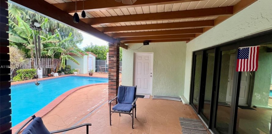 House in Miami, Florida 5 bedrooms, 235.88 sq.m. № 1802443