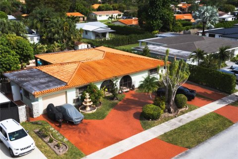 House in Miami, Florida 5 bedrooms, 235.88 sq.m. № 1802443 - photo 3