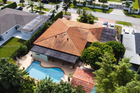 House in Miami, Florida 5 bedrooms, 235.88 sq.m. № 1802443 - photo 5