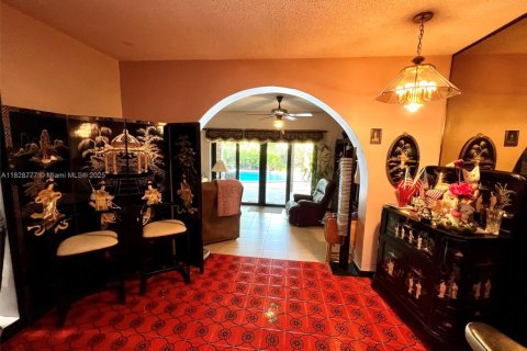 House in Miami, Florida 5 bedrooms, 235.88 sq.m. № 1802443 - photo 12