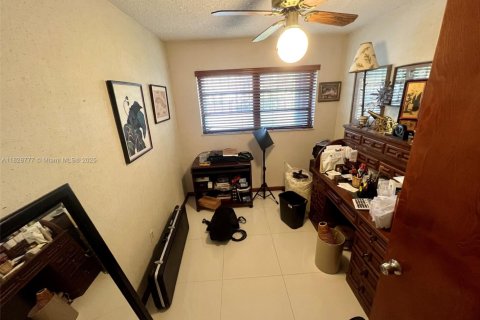 House in Miami, Florida 5 bedrooms, 235.88 sq.m. № 1802443 - photo 19