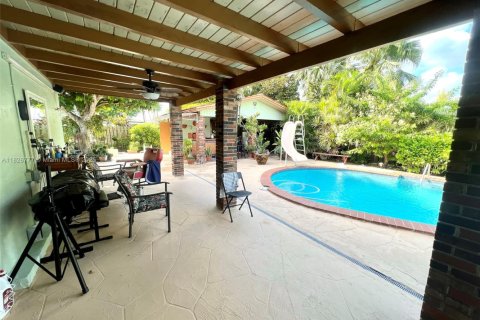 House in Miami, Florida 5 bedrooms, 235.88 sq.m. № 1802443 - photo 28