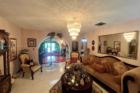 House in Miami, Florida 5 bedrooms, 235.88 sq.m. № 1802443 - photo 8