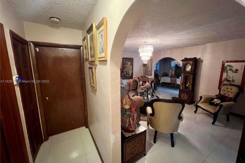 House in Miami, Florida 5 bedrooms, 235.88 sq.m. № 1802443 - photo 25