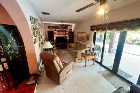 House in Miami, Florida 5 bedrooms, 235.88 sq.m. № 1802443 - photo 27